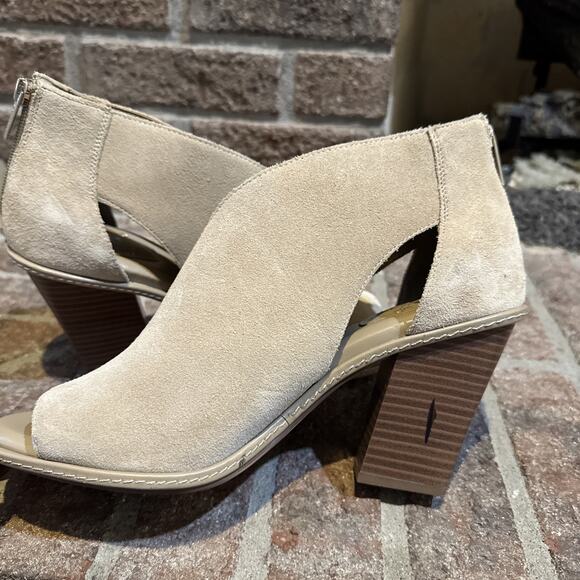 Vince Camuto Fareena Block Heel Open Toe Zip Closure Beige Suede Shoe Womens 11 - Picture 11 of 16